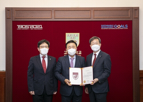 송혁기 고려대 대외협력처장(왼쪽부터), 송무현 송현그룹 회장, 정진택 고려대 총장이 기부식에서 기념 촬영을 하고 있다. <고려대 제공>